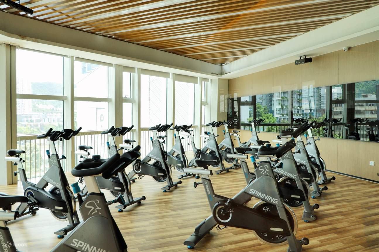 戶外泳池及5200平健身空間 位於酒店6層的戶外泳池，配備先進的水循環與淨化系統，客人在此可盡情暢遊，消除疲憊，放鬆身體，彷佛置身於山海水墨之間，城市美景近在眼前。入住期間憑房卡可享5200平健身空間，還可在前臺報名團操體驗課。